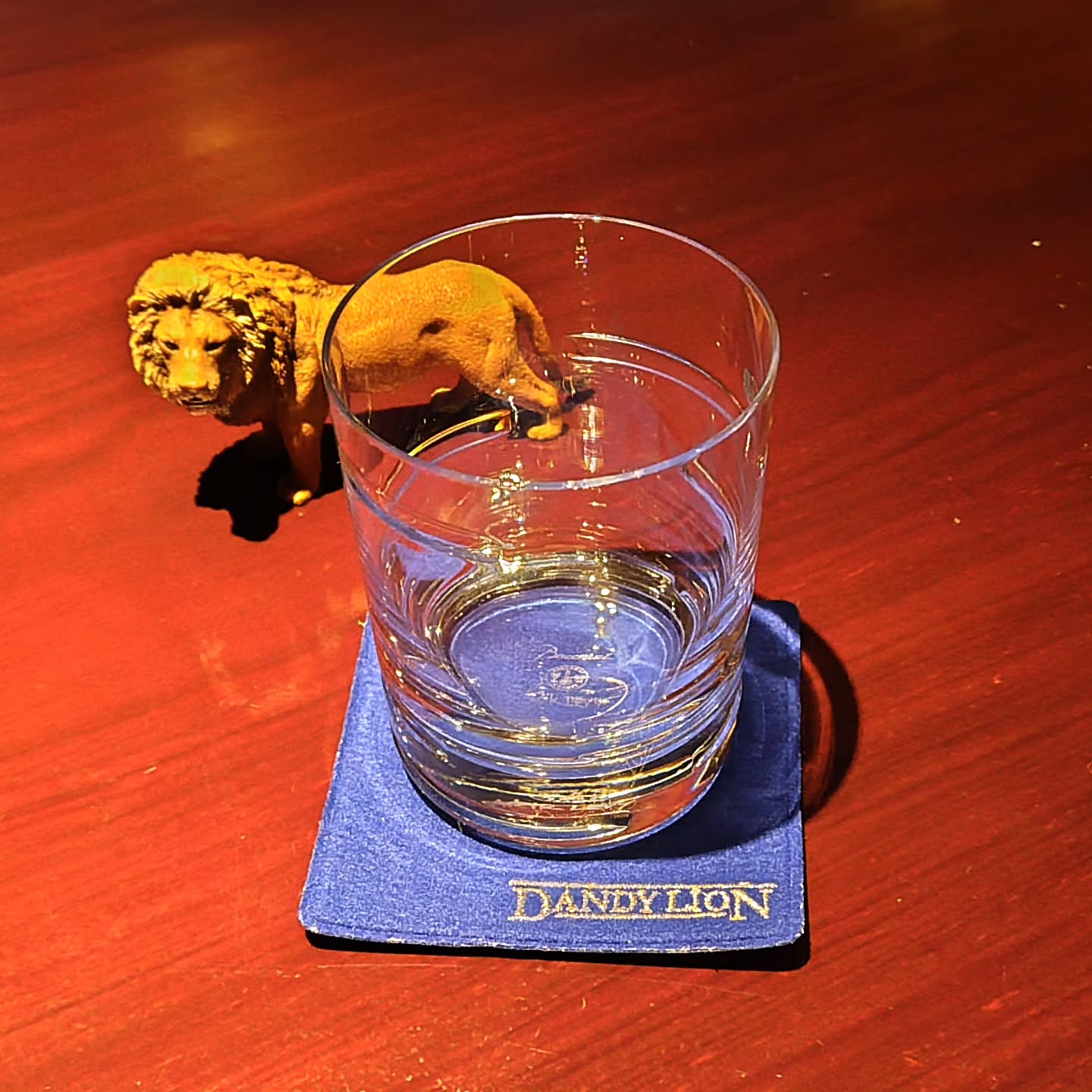 DANDYLION BAR　グラスコレクション  バカラ　アンタンジブル・ホライズン　オールドファッションド Baccarat Intangible Horizon Oldfashioned  パリを拠点に活躍するデザイナー「アリック・レヴィ」とコラボしてデザインされた「アンタンジブル・シリーズ」の1つ。すでに廃盤のデザインです。購入時期は忘れました（笑）  ホライズン（地平線）の名の通り平行にカットが入ったシンプルなデザインです。 持った時の指のかかりが面白く、人によって持つ位置が違うた...