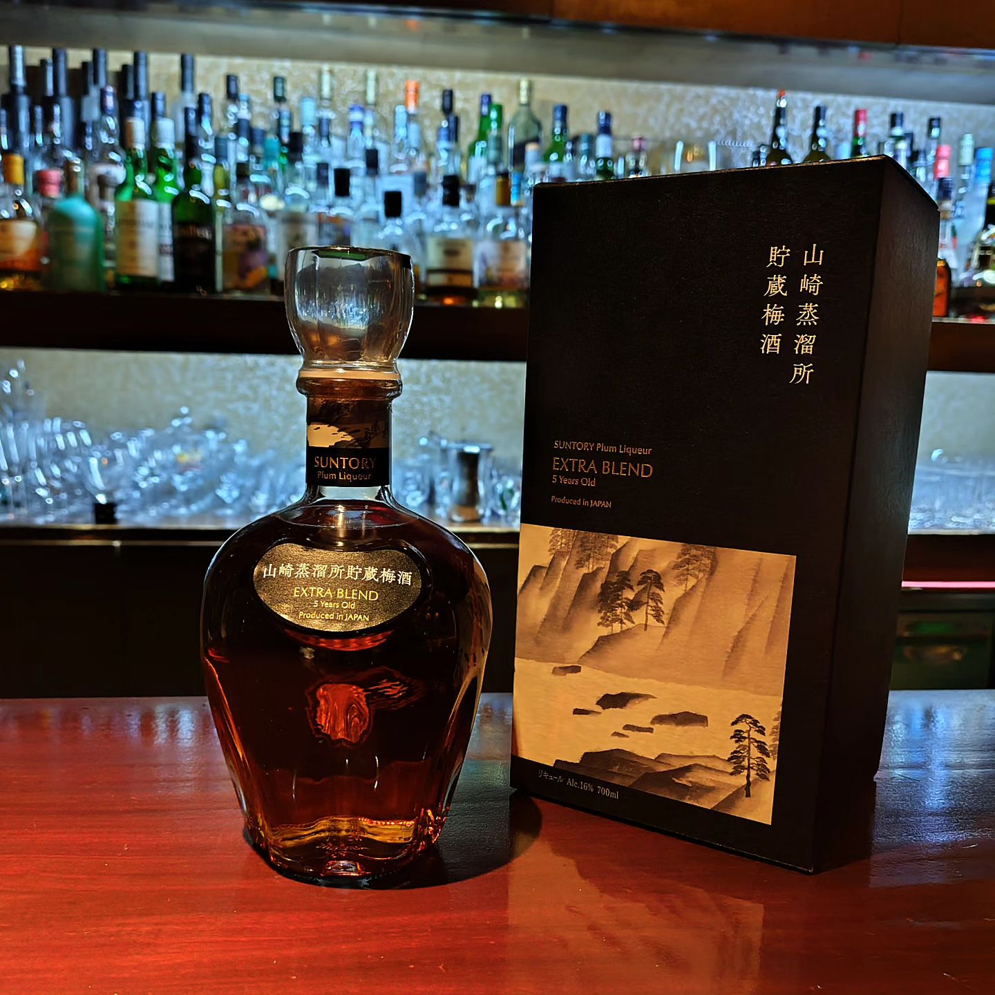 サントリー梅酒〈山崎蒸溜所貯蔵梅酒〉EXTRA BLEND  限定発売品、到着しました〜。  ウィスキー樽を使って熟成した梅酒に、梅酒樽で長期熟成したモルト原酒をブレンド。さらに隠し味に超長期熟成したブランデー古酒もブレンドされてます。  今までの梅酒とは一味違う、ウィスキーと梅酒のマリアージュ。華やかな香りとやわらかく芳醇な味わい。  