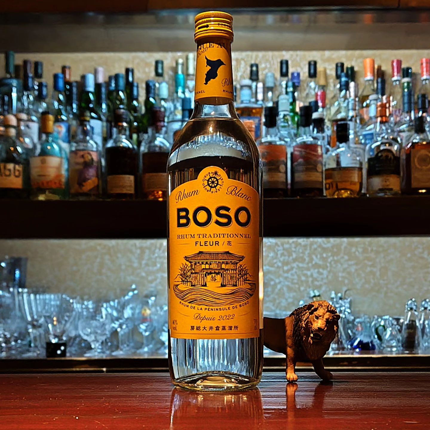 房総ラム　フルール・ブラン BOSO Rhum Fleur Blanc  千葉県南房総市にて造られているクラフトラム。  ここの蒸留所は自家栽培のサトウキビを使ったアグリコールラムも造っていますが、こちらは国産のモラセス（糖蜜）にこだわったトラディショナルタイプです。 一般的なラムに比べると旨味成分が強く、風味に特徴があります。  