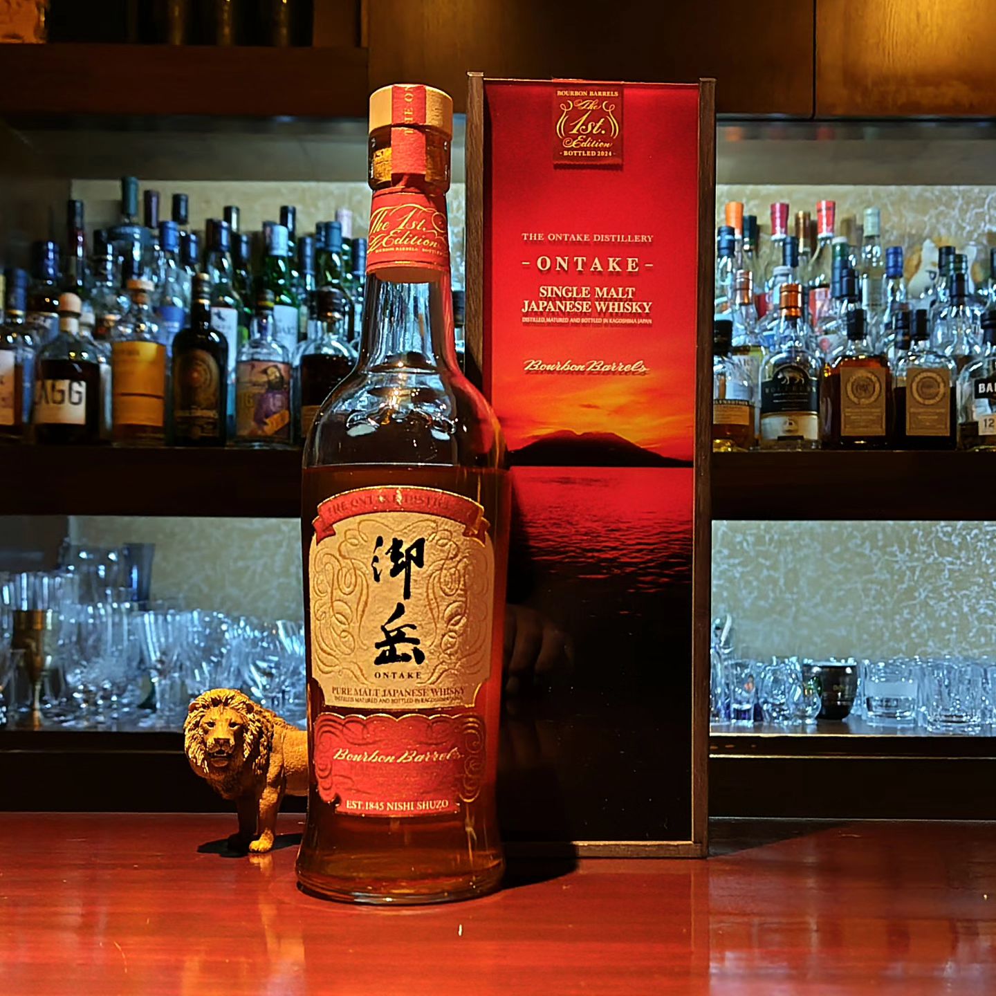 御岳　ザ・ファースト・エディション2024　バーボンバレル ONTAKE The First Edition 2024 Bourbon Barrels  鹿児島の御岳蒸溜所より、もう一つの1stリリースです。 バーボンの空き樽で熟成をかけた特別な一本。  この蒸溜所は基本的にオロロソシェリー樽での熟成をメインに行っているので、そもそもバーボン樽熟成がリリースされるとは思わなかったですね。  1stフィルのバーボン樽なので、しっかりと色と香りがついてます。ちょっと若く感じますが、甘やかさと鼻...