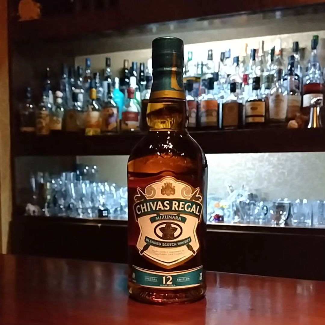 シーバス・リーガル・ミズナラ12年 CHIVAS REGAL MIZUNARA 12y  日本原産のミズナラ樽でフィニッシュをかけたユニークなブレンデッドウィスキー。 ミズナラカスクで熟成した日本のウィスキーに対するオマージュだと私は勝手に思ってます（笑）  リッチでフルーティな香りとまろやかな味わいにスパイシーなフィニッシュが特徴的です。 ロックもいいけど、個人的にはちょっと濃い目の水割りが好きですね。  
