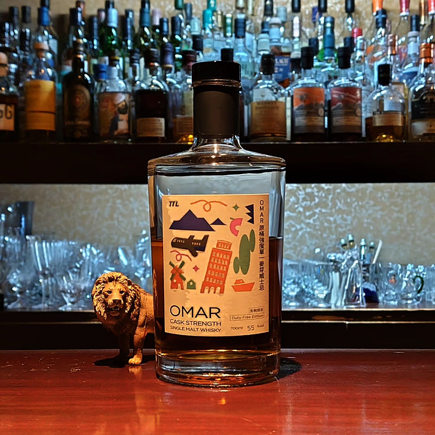 オマー　カスクストレングス　台湾空港限定ボトル OMAR Cask Strength Duty Free Edition  台湾の台中にある南投蒸溜所のカスクストレングスのシングルモルトです。 オマーと言ったらけっこうクラシカルなラベルデザインが一般的ですが、どこをどう間違ったか（失礼）ポップなデザインのラベルです。  真ん中の塔も、台北101タワーかと思いきやピザの斜塔かなぁ?  とは言え、中身はしっかりとした品質の原酒を使っており、香り高くトロピカルな風味と力強い味わいで飲みごたえがあ...