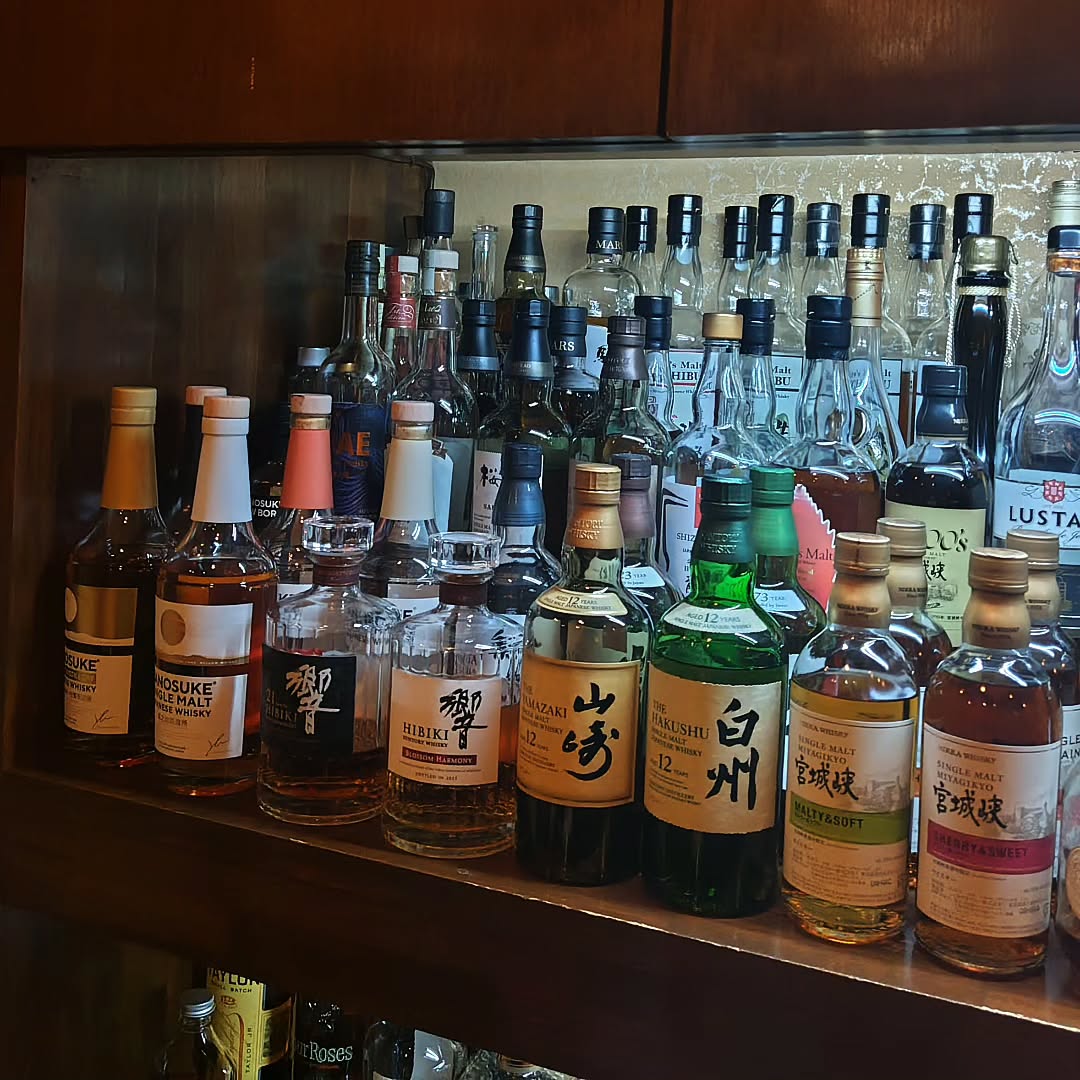 ジャパニーズ・ウィスキーの棚も手狭になってきました。 新しいのもいくつもありますので、飲みに来てくださいね（笑）