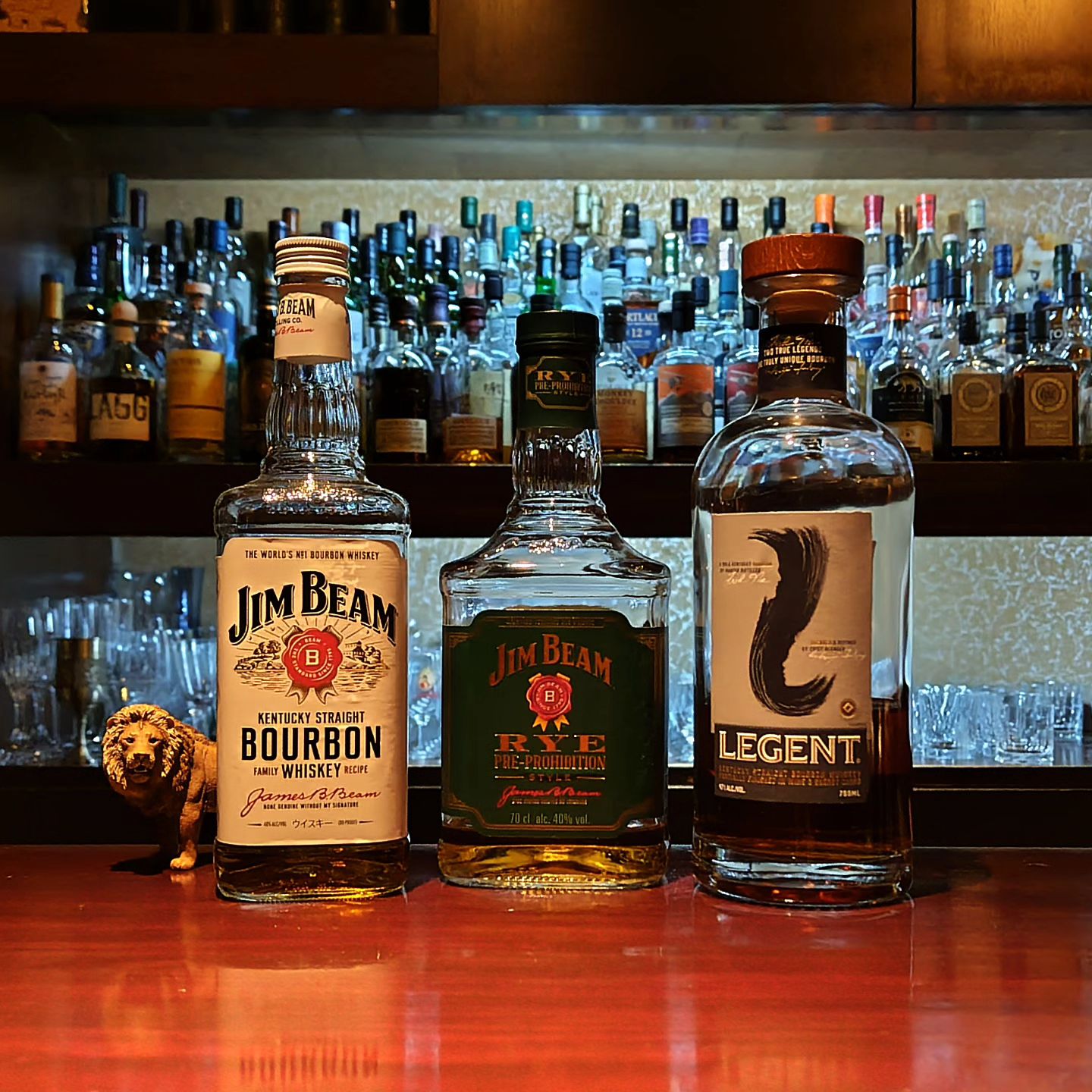 アメリカン・ウィスキー飲み比べセット American Whiskey Tasting by Types  バーボンだけではない、アメリカンウィスキーの種類別に飲み比べるセットです。 バーボン初心者〜中級者で、バーボン以外のアメリカン・ウィスキーに興味がある方にオススメです。  〈ティスティング内容〉 ・ジンビーム（バーボン） ・ジンビーム・ライ（ライ・ウィスキー） ・リージェント（シェリーカスクフィニッシュ・バーボン）  