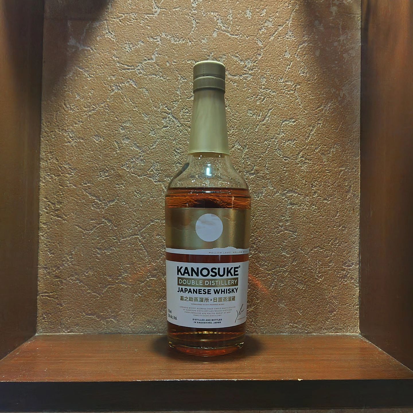 嘉之助ダブルディスティラリー　嘉之助蒸溜所×日置蒸溜蔵 KANOSUKE Double Distillery  嘉之助蒸溜所のモルト原酒と、同社のもう一つの日置蒸溜蔵のグレーン原酒をブレンドしたジャパーニーズウィスキーです。  熟成する樽からの影響なのか、リッチでフルーティな甘い香りや和風なスパイス（みかんの皮やニッキ）の香りがしますね。  こっそりとメニューオンしておりますので、チェックしてみて下さいね。  