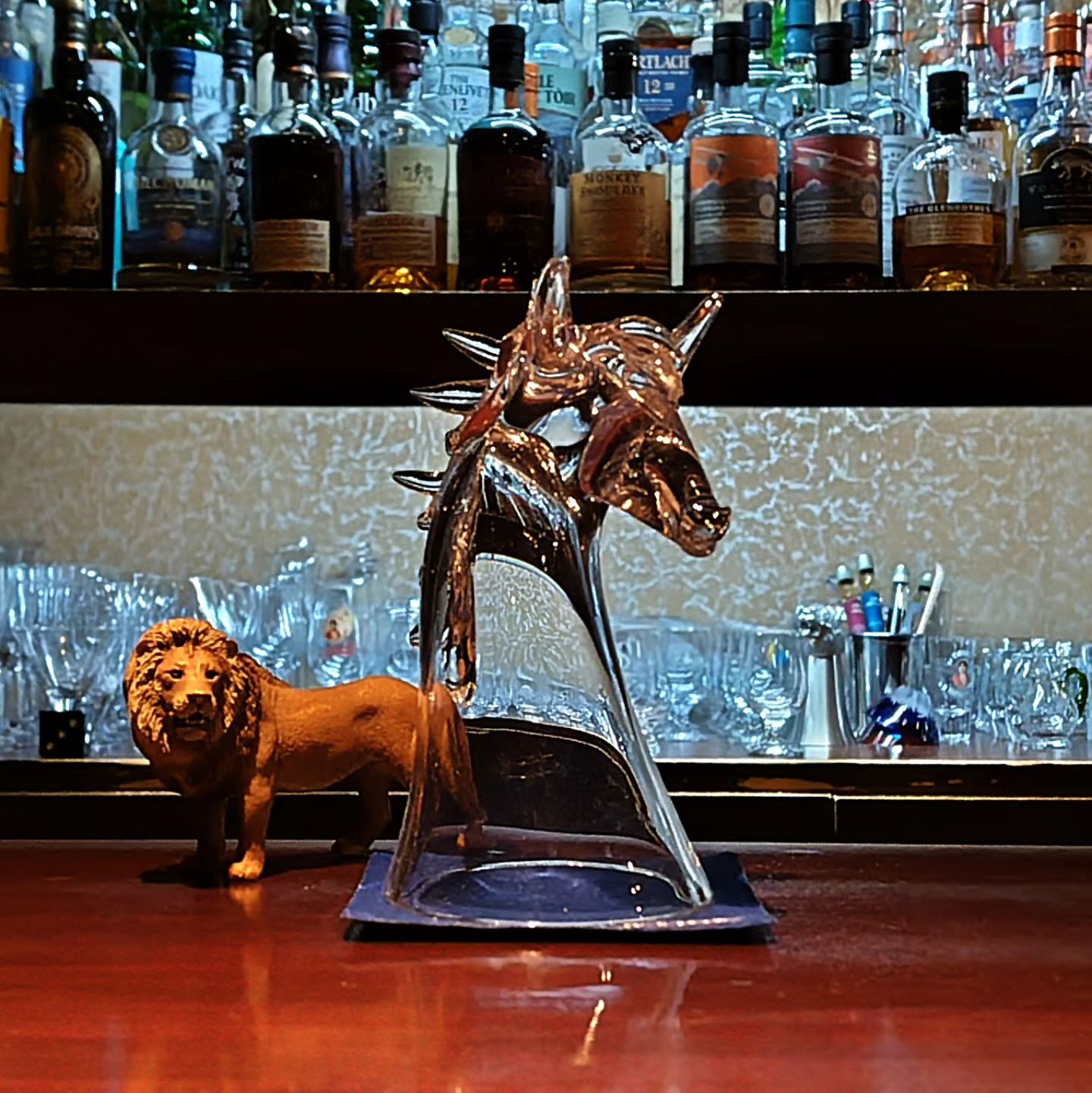 DANDYLION BAR　グラスコレクション  スガハラ　ダービー・オーナメントグラス Sugahara DERBY  美しいシェイプの馬のオーナメントのように見えますが、逆さにすると二本の耳とたてがみでちゃんと立つタンブラータイプのグラスです。  地元千葉県は九十九里にある菅原工芸硝子株式会社さんのデザイン物で、当店ではホーセズネック（馬の首と言う意味）のカクテルに使っています。  グラスとしては少々扱いが難しいですが、まあバーのカウンターには遊びも必要なんでないかい？と言う事で。  