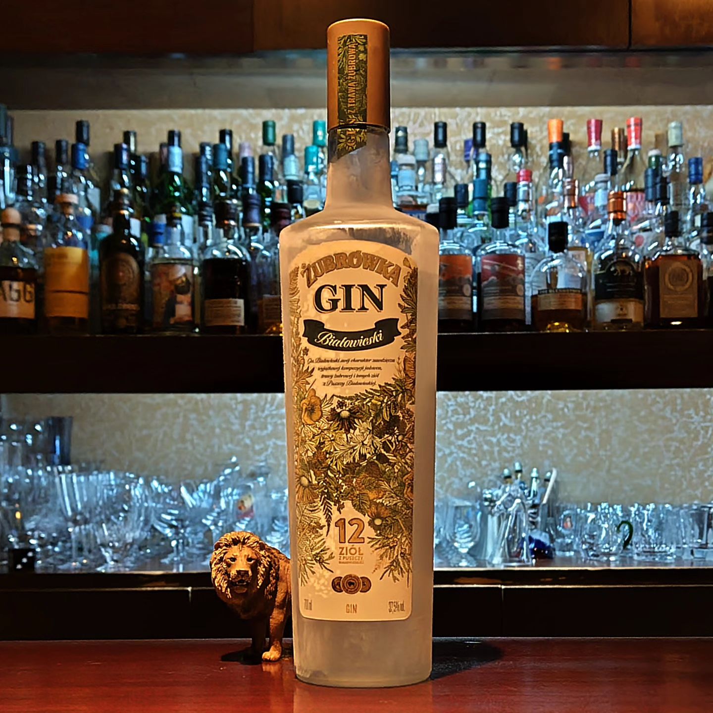 ズブロッカ・ジン Zubrowka Gin Biatowiesky  ポーランドのフレーバード・ウォッカ「ズブロッカ」よりバイソングラスと12種類のボタニカルを使った贅沢なジンが限定入荷しました。  ボトルのラベルデザインも秀逸で、香りは仄かな柑橘とハーブ、薬草のニュアンス。スムースで洗練された味わいです。  冷凍庫にて保存してありますので、ストレートでキュッとやるのがオススメです（笑）  