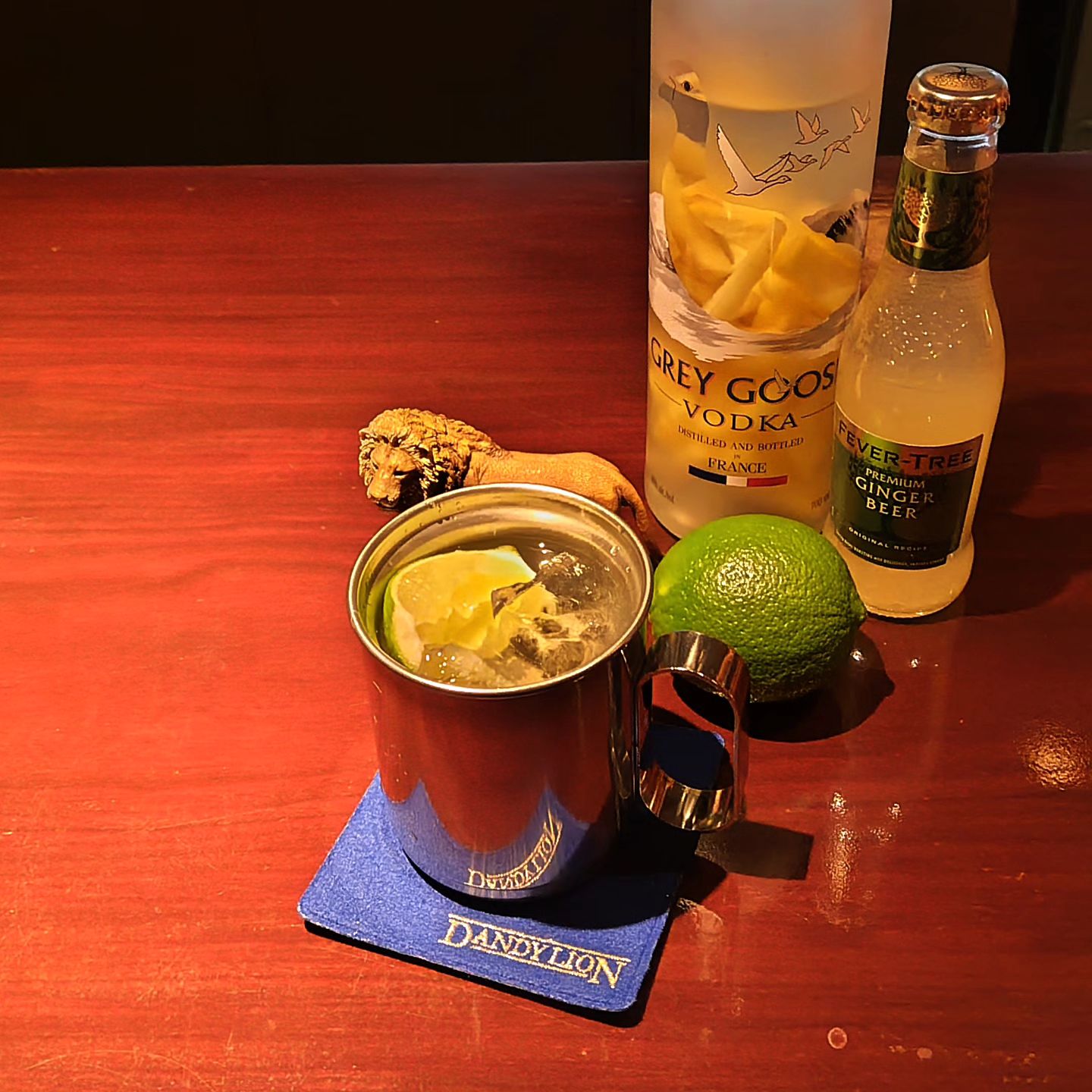 ド定番カクテル「モスコ・ミュール」 Standard Cacktail Moscow Mule  「モスクワのラバ」という意味のド定番カクテル。ウォッカ・ベースでキックがある（アルコール感がある、飲みごたえがある、といった意味）ロングカクテルですね。  本来は銅製のマグカップで提供するのが正統ですが、当店では2重ステンレスのマグで提供いたします。（銅のマグは熱伝導が高く、氷がすぐ溶けるため）  ウォッカとジンジャービアに生ショウガをごく少量すり下ろし、ピリッとスパイシーに仕上げています。 ...