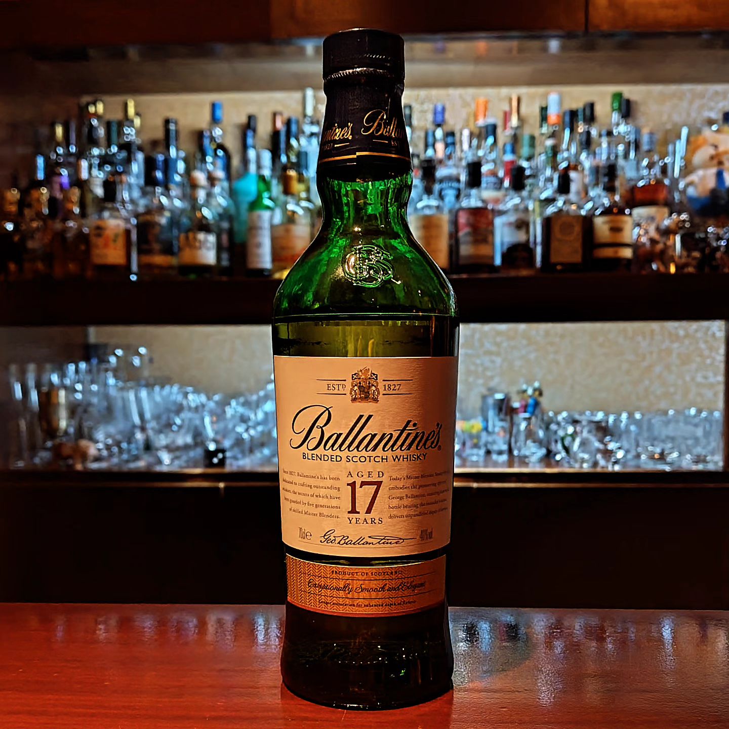 バランタイン17年 Ballantine's 17 years old  言わずと知れたスコッチ・ブレンデッドウイスキーの雄。  フルーティで甘い香りと、バランスが良く柔らかな口当たりが魅力で、ワタクシも大好きな銘柄です。  特に17年物は「バランタインの魔法の7柱」として有名な構成原酒は、スキャパ、プルトニー、バルブレア、グレンカダム、グレンバーギ、ミルトンダフ、そしてアードベッグてなっており、これらの蒸溜所のモルト原酒を中心にブレンドされています。 （コレ、テストに出ますよ…笑）  寒...