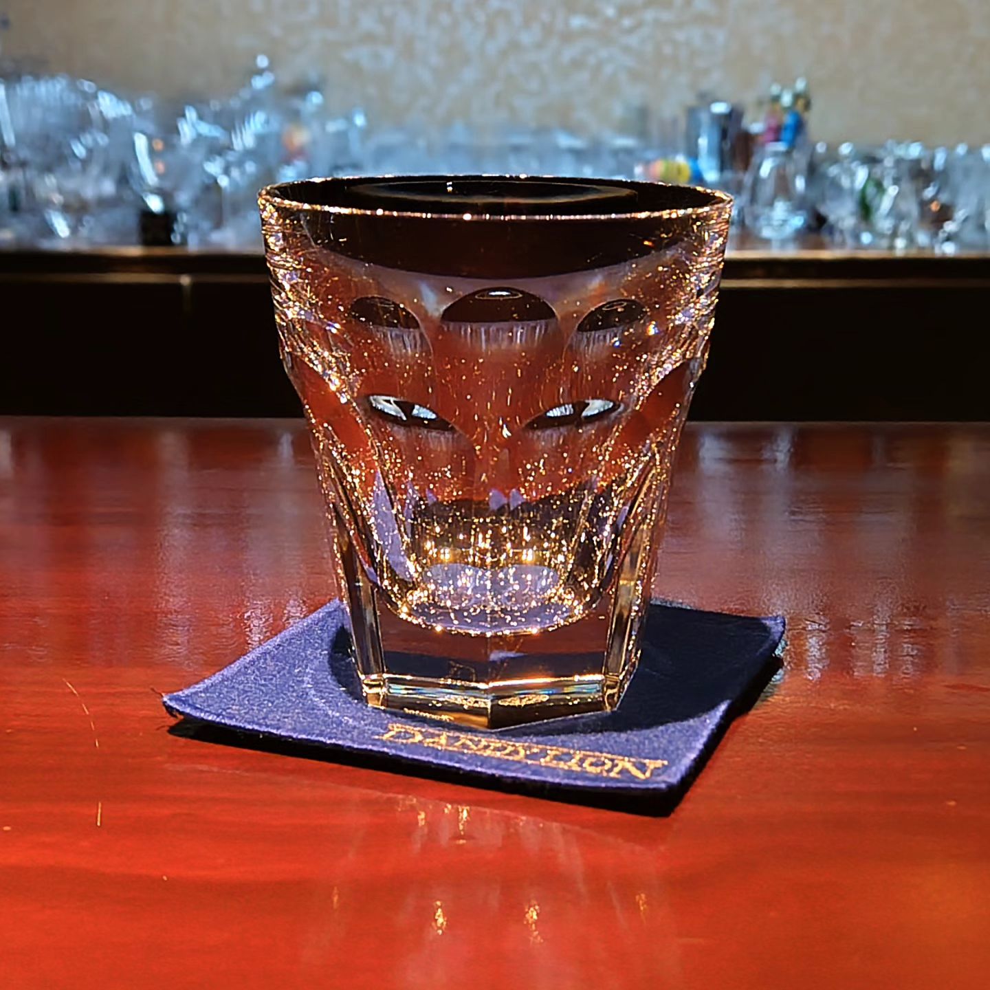 DANDYLION BAR　グラスコレクション  「Baccarat Harcourt（バカラ　アルクール）」  1841年に誕生して以来、世界中で愛されている正に「ザ・バカラ」と言うべきデザインのロックグラスです。 非常にステイタス性の高いグラスで、例えグラスの事が何も分からない方にもこのグラスが高価で良いグラスである事はわかるはず。  無骨に砕いた氷を数個入れてウイスキーを注げば、それだけで至高の時間が過ごせますよ。  