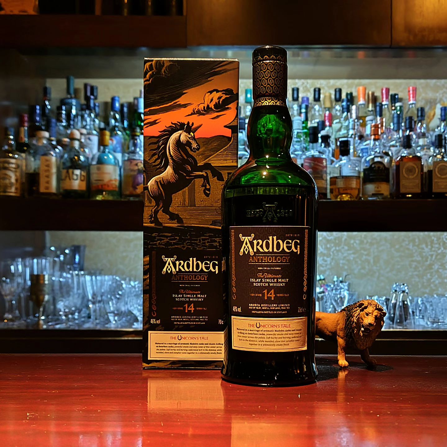 アードベッグ・アンソロジー14年　ユニコーンズ・テール ARDBEG Anthology The Unicorn's Tale  アードベッグ・アンソロジー・シリーズの第二弾、ユニコーンズ・テールです。 14年熟成のマデイラ樽熟成原酒とバーボン樽熟成原酒のマリアージュ。  蠱惑的でトロピカルなフレーバーにパワフルなスモーキーさ加わり、甘さの中にスパイスのニュアンスが溶け込む新しい感覚の味わいです。  第一弾同様すぐに無くなりそうな予感がしますので、お早めにお声がけください。  
