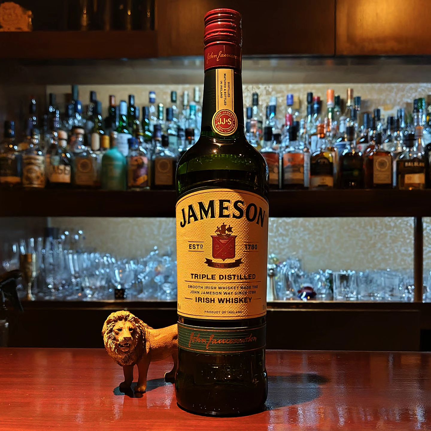 ジェムソン　スタンダード JAMESON Irish Whiskey  アイルランドのミドルトン蒸留所で造られている販売量No.1のアイリッシュ・ブレンデッドウイスキー。数々のコンペティションで賞も取ってますね。  3回蒸留をしたポットスチルウィスキーとグレーンウィスキーをブレンド。熟成樽はバーボンバレルとシェリーカスクが使われています。  スムースでまろやか、飲み飽きしない味わいはハイボールがオススメです。