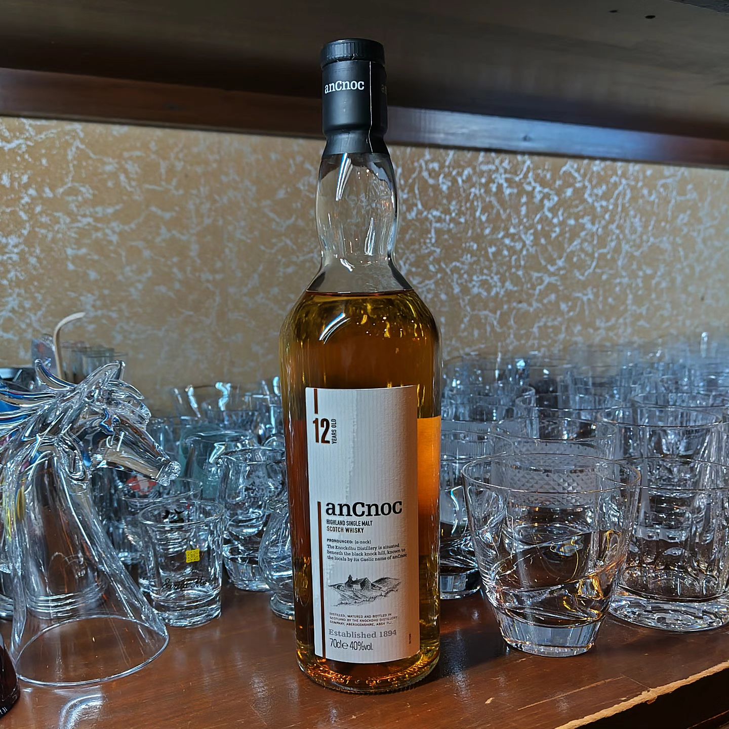 「アンノック12年」 Ancnoc 12y Official Bottle  スペイサイドのキースからバンフに抜ける道の途中にある蒸溜所のオフィシャルボトルです。  蒸溜所の名前は「ノックドゥー」と言います。 創業して100年以上オフィシャルボトルがなかったのですが、2000年代になってシングルモルトとして売り出す時に他の似た蒸溜所と間違えないように「アンノック」の名前で売り出したそうです。  冷却器は今だに屋外ワームタブを使っている貴重な蒸溜所のこれまた貴重なオフィシャルボトルです。  ...