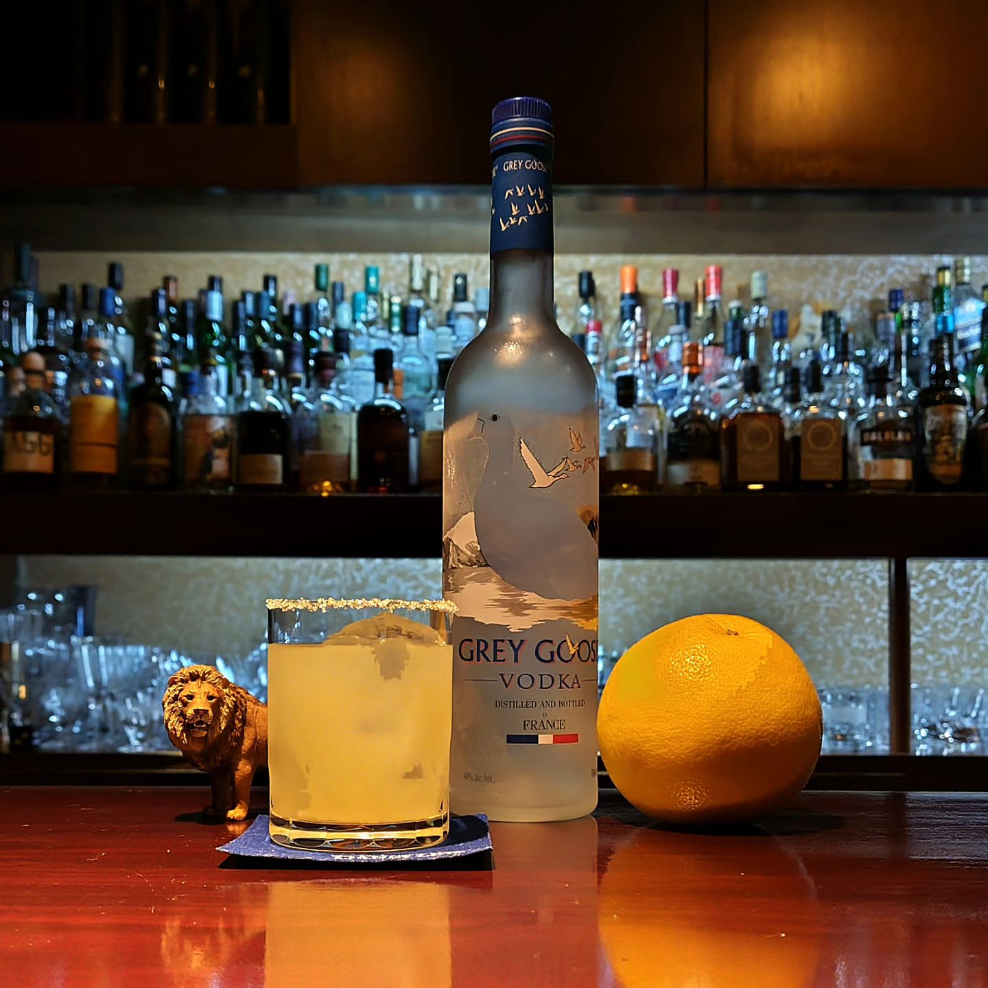 ド定番カクテル「ソルティドッグ」 Standard Cocktail Salty Dog  ウォッカをグレープフルーツジュースで割った定番カクテルです。 グラスの縁に付けた塩がアクセントです。  こちらはベースのウォッカの品質と割モノのジュースの味わいで仕上がりが決まります。 当店では世界で一番美味いと言われたウオッカ「グレイグース」を、毎日手搾りしているフレッシュ・グレープフルーツ・ジュースで割ってお作りしています。  シンプルなカクテルですが、ちゃんと作ったモノの味は格段に違いますので...