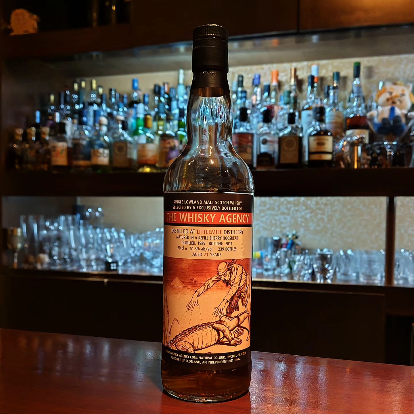 ザ・ウィスキー・エージェンシー「リトルミル21年　1989-2011」 Littlemill 21 years old The Whisky Agency  1994年に閉鎖し、現在は建物も解体されている今は無き蒸留所のモルトウィスキー。 ダンディマスターのヴィンテージ・ストックの一つです。  古き良きローランドのオイリーさと、濡れた段ボールに蜂蜜をかけたような香りが特徴。もちろん良い意味で（笑）  カスクはリフィルのシェリーホグスヘッドで、年数の割に落ち着いた香りがするのが良いですね。 ...