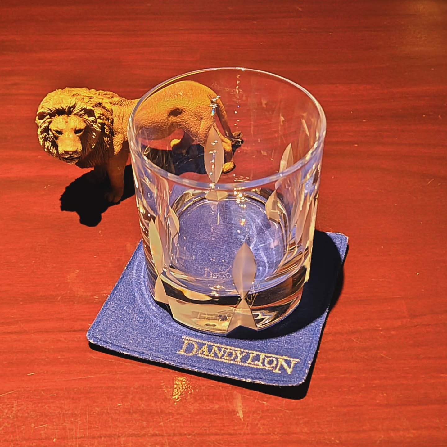 DANDYLION BAR　グラスコレクション  グラスファクトリー創吉「フレディ」オールドファッションド The Glass Factory SOKICHI Fleddy Oldfashioned  浅草にあるグラスショップ「創吉」さんのオリジナルカットグラス。  江戸切子の技法でグラスをカットして作るオリジナルのロックグラスは手に持った時の重厚感と指先に感じるカット面のシャープな感触が心地よくウィスキーを飲ませてくれます。 ストンと落ちたシェイプも使い勝手が良く、レギュラー選手として活...