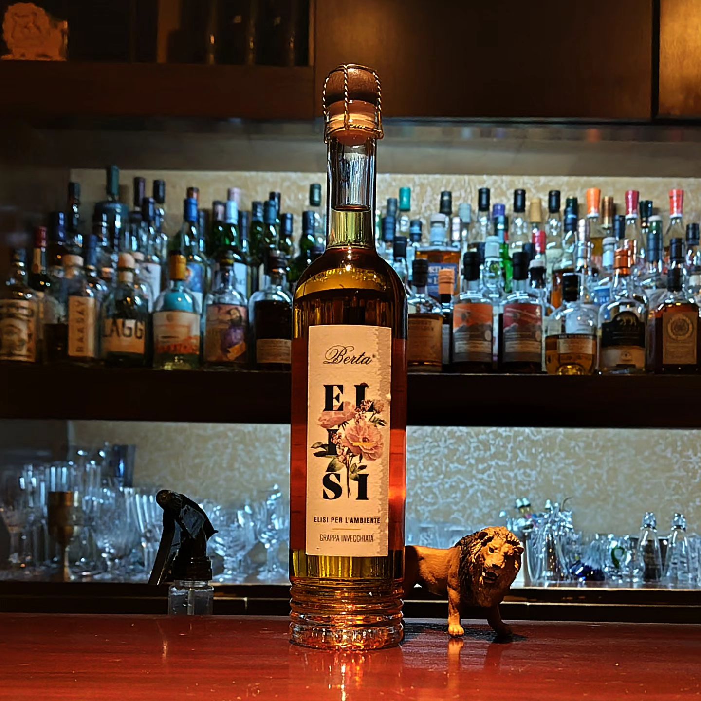 ベルタ　エリージ　グラッパ・インベキアータ Belta ELISI GRAPPA INVECCHIATA  グラッパとは、イタリア定番の食後酒でワインの搾り粕から造られたブランデーの事です。  通常はガラスやステンレスのタンクで短期間熟成させた無色透明な物が多いのですが、このエリージはアリエやトロンセのヨーロピアンオーク樽で熟成をかけた琥珀色が美しい熟成グラッパです。  蒸溜元のベルタ社は、イタリアの有名リストランテには必ずオンメニューされている名門中の名門で、品質の高い搾り粕を使った同社...
