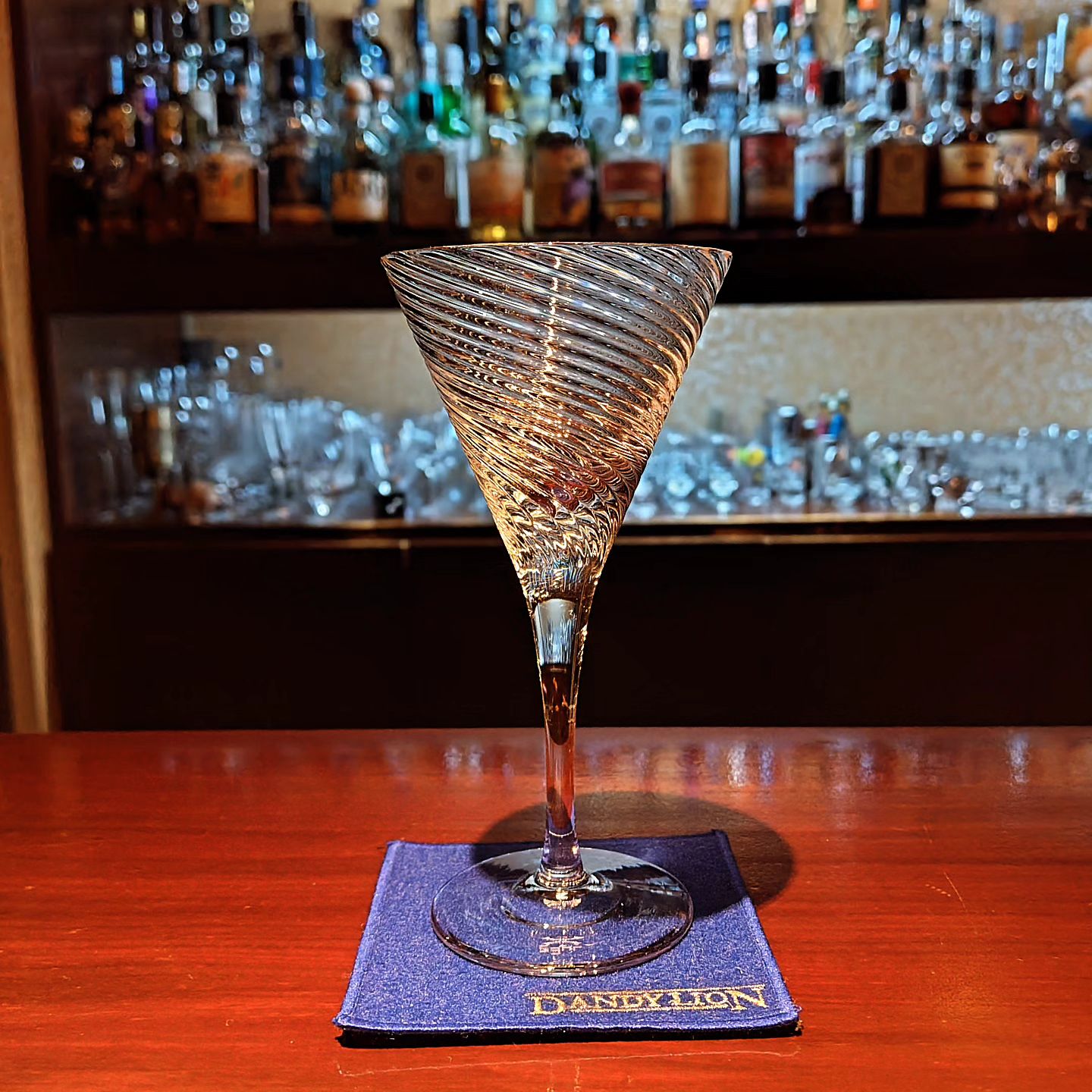 DANDYLION BAR　グラスコレクション  「菅原工芸硝子　彩・カクテル　斜めモール／Sugahara.com AYA Cocktail」  千葉県の九十九里にある知る人ぞ知るクラフトガラスショップのカクテルグラスです。 いつも工場直売ショップでモノを見ながら買っているので、シリーズ名は今初めて知りました（笑）  ここの工場の製品は繊細なデザインが多いのですが、こちらのカクテルグラスは1本凛とした筋が通っている気がして気に入ってます。 近々に冷やしたグラスに、ハードシェークしたギムレ...