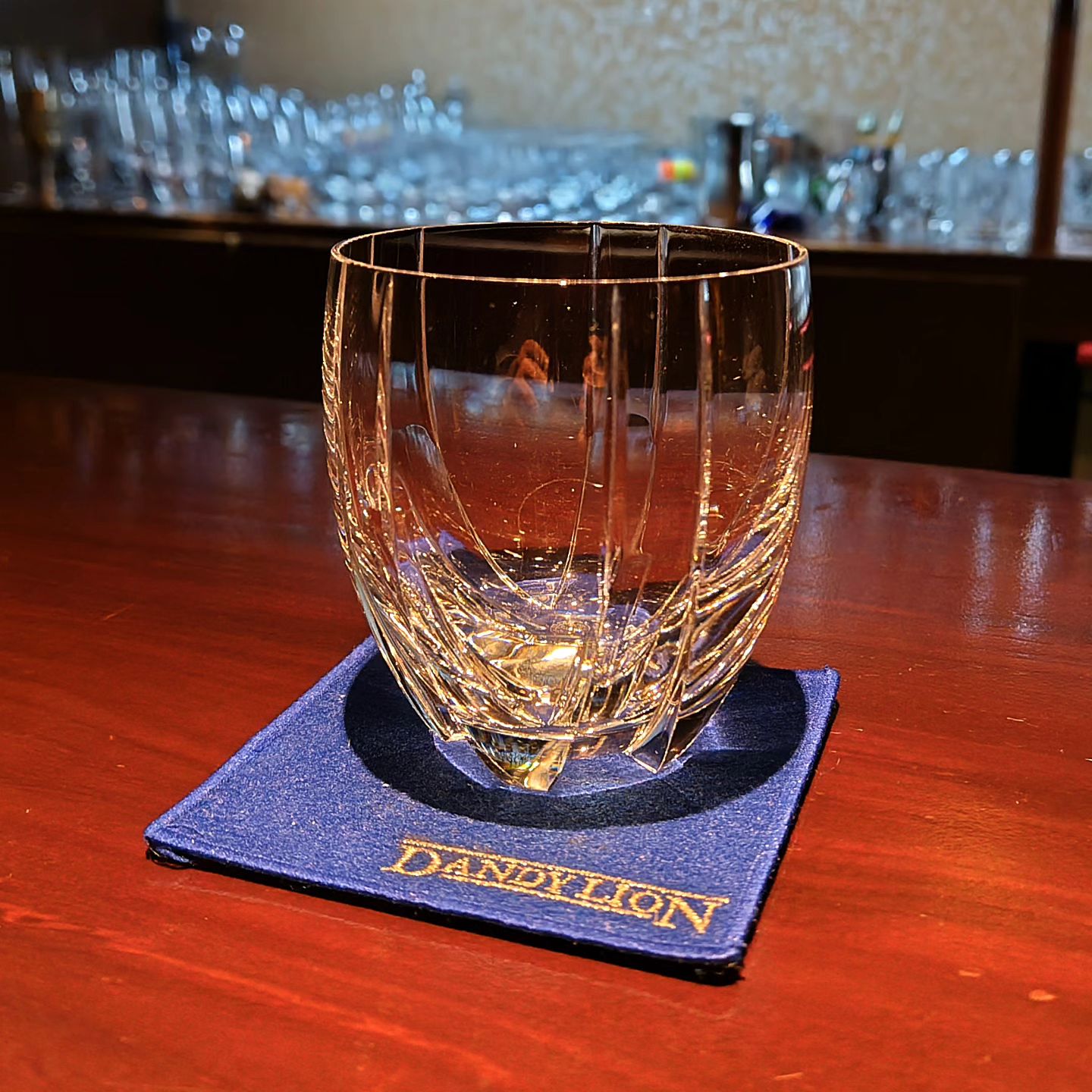 DANDYLION BAR　グラスコレクション  フランス・バカラ社のロックグラス。ネプチューンというシリーズのモノです。もう廃番かな？  私（店主）が初めて買ったバカラでもあり、当時丸氷にこだわっていたので丸い氷が映えるグラスとして重宝しました。  ちなみに店主は千葉で最初にオンザロックを丸い氷で通常提供したバーテンダーだと思ってます。 その後一時期、千葉のバーでは丸い氷でオンザロックを提供するのが流行りました（笑）  このグラスを見るとまだ若かりし頃のピュアな気持ちが蘇ってきます。初心...