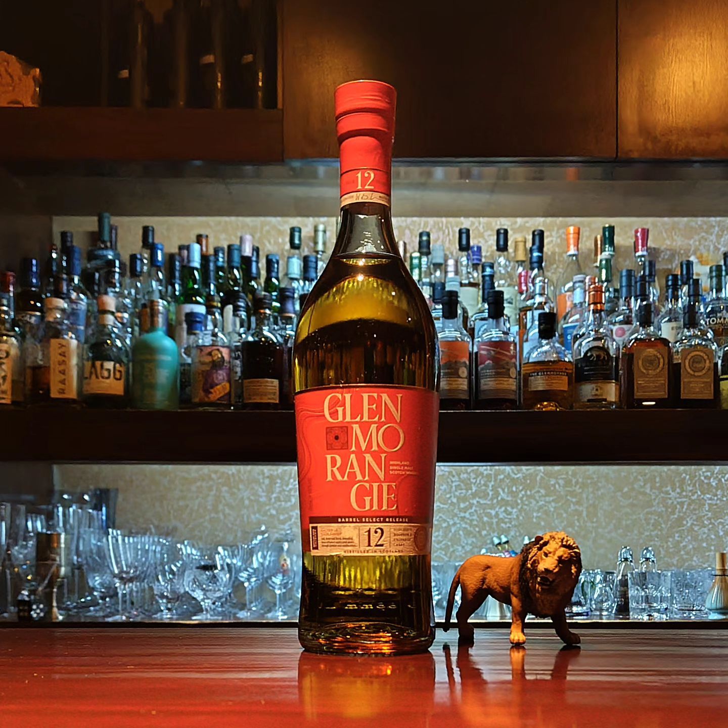 グレンモーレンジィ　バレルセレクト・カルヴァドス Glenmorangie Barrel Select Calvados Cask Finish  グレンモーレンジィでは初となるカルヴァドス樽フィニッシュのモルトウイスキーです。 カルヴァドスとは、フランス・ノルマンディー地方特産のリンゴのブランデーで、その樽で追熟をかけた原酒は焼きリンゴや洋ナシ、ジャスミンなどの香りが複雑に絡み合う仕上がりになってます。  スパイシーでワクシーな香りのモーレンジィ、飲みたい方はぜひスタッフまでお声掛けくだ...