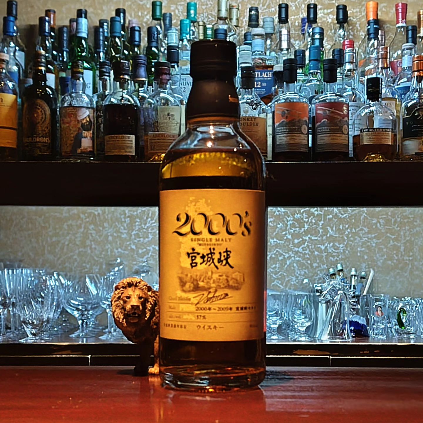 ニッカ　シングルモルト宮城峡2000's NIKKA Single Malt Miyagikyo 2000's  宮城県・仙台のニッカ宮城峡蒸溜所限定販売のシングルモルトです。 2000年から2009年までの蒸溜年度の原酒を使用した贅沢な作りで当時蒸溜所に訪問した際は必ず購入していたモノの最後の一本です。  知る人ぞ知る貴重なモルトですので、ぜひお早めに。 度数は57%と、ほぼ樽出しに近い度数ですので注意してお飲みください。  