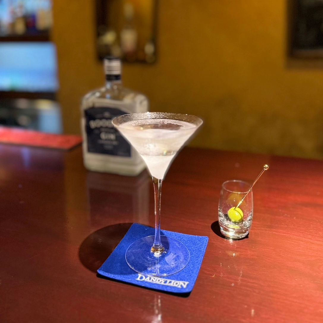 王道カクテル「マティーニ」 The cocktail Martini.  当店のマティーニはブードルスジンをベースにシェリーベルモットで香りをつけてます。 誰もが一度は通るザ・カクテルですね。  