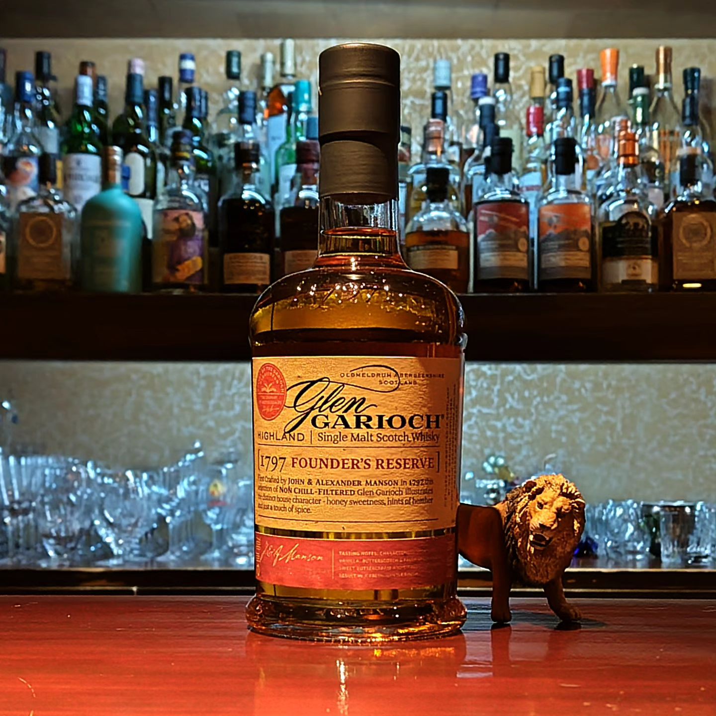 グレンギリー　ファウンダーズ・リザーヴ GLENGARIOCH Founder's Reserve  スコットランド・西ハイランドにある最古の蒸溜所の1つです。  ブレンデッドウイスキー「バランタイン」の構成原酒としても有名で、このボトルのスペルを見て「グレンギリー」と読める人はモルト通と言っても過言ではないですね（笑）  リニューアルラベルですが、昔からのロゴをあしらったちょっと懐かしいような外見です。 伝統的なハイランドモルトで、コスパも良いので、オススメの一本ですよ。  
