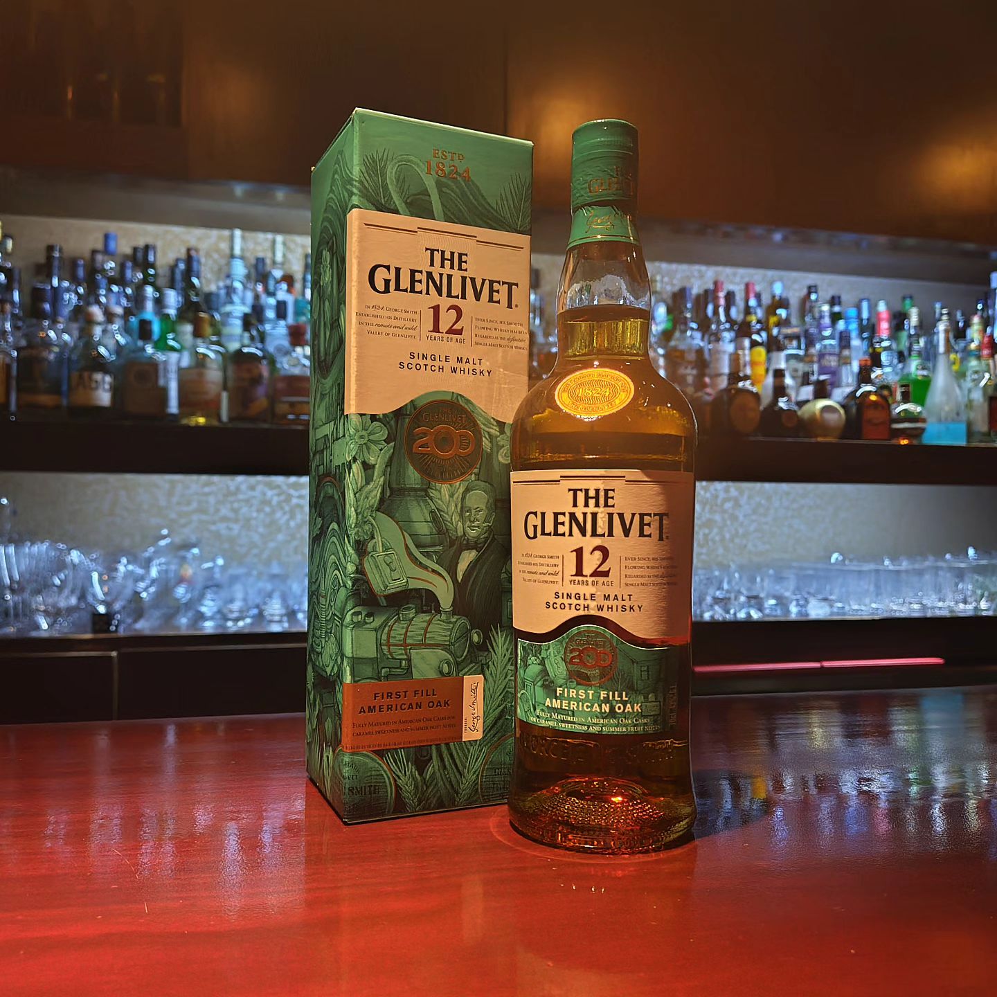 「The Glenlivet 12y 200years」 ザ・グレンリベット12年　200周年記念限定ボトル  同蒸溜所創業200周年を記念してボトリングされた限定品。 このボトルのためだけに選ばれたファーストフィルのアメリカン・オーク100%のシングルモルト・ウィスキーです。 グレンリベットの、と言うよりはスコッチウィスキーの歴史が詰まった一本と言っても過言ではないですね。  限定入入荷なのでお早めにどうぞ。  