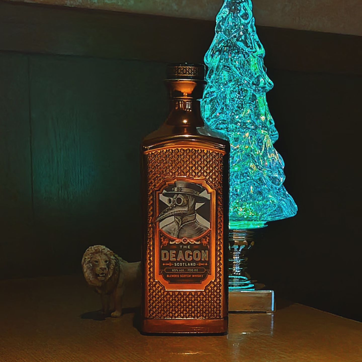 ザ・ディーコン　ブレンデッド・スコッチ・ウィスキー The DEACON Blended Scotch Whisky  ペルノ・リカール社が送るプレミアム・ブレンデッド・スコッチ・ウィスキーです。今回日本初上陸ですね。  アイラモルトとスペイサイドモルトを中心にブレンドされた、スモーキーかつフルーティな味わいです。 ボトルデザインも秀逸で、コスパの良い定番商品になりそうな予感がします（笑）  
