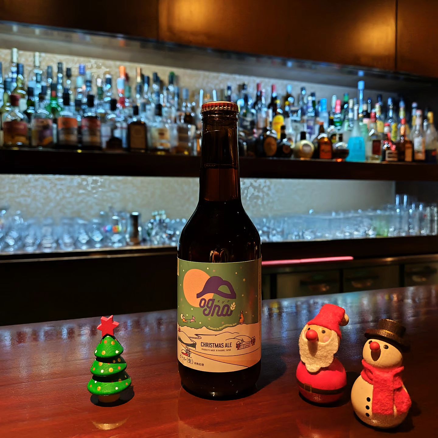 12月のゲストビールです。 南信州ビール「オグナ　クリスマスエール」（長野県産）  チョコのような甘さと濃厚なフレーバーが特徴のストロングエールです。 アルコール度数が7.5%とちょっと高めなのでお気をつけを…。  