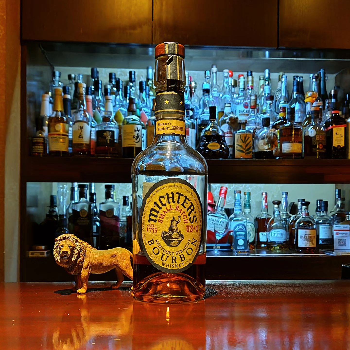 ミクターズ　US★1　バーボンウィスキー Michter's US★1 Bourbon Whiskey  東京ウィスキー&スピリッツ・コンペティション2024にて最高金賞を受賞！  アメリカ最古の蒸溜所をルーツに持つプレミアムバーボン。 コストや時間を惜しまない品質追求型のバーボン・メーカーが造りだす珠玉の一本です。 シルクのようになめらかな口当たりと甘さ、バニラの芳香が特徴です。  