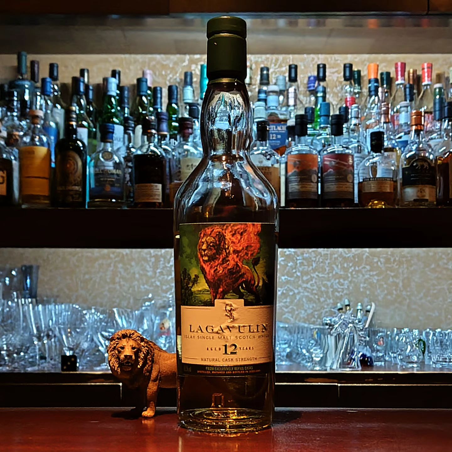 ラガヴーリン12年　ティアジオスペシャルリリース2021 Lagavulin 12y Diageo Special Release2021  毎年リリースされるディアジオスペシャルリリースとは、ディアジオグループのストックしている原酒の中から特別に選ばれた樽をボトリングするシリーズで、この年のテーマは「語られざる伝説」です。  このラガヴーリンは「獅子の炎」のタイトル通り燃えるような力強さと容赦ない獰猛さを持っていると言われています。  私個人の感想としては、力強さの中に優しさがあると思い...