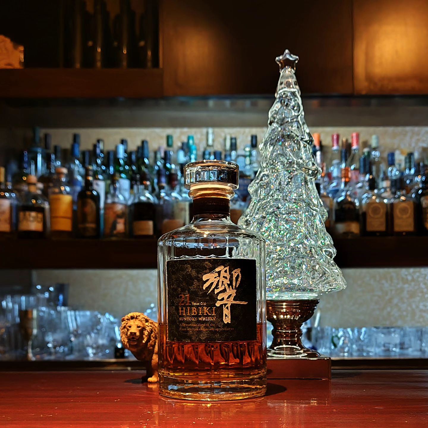 サントリー　響　21年 SUNTORY HIBIKI 21y  サントリーを、と言うよりも日本を代表するジャパニーズ・ブレンデッド・ウィスキー。  通常ブレンデッド・ウィスキーではモルト原酒を30〜50種類くらい使用してブレンドするので、いろいろなメーカーの物を手に入れる必要がありますが、サントリーさんは全て自社製造原酒を使用しており、その原酒の造りわけの技術と執念は特筆するものがありますね。  近年費日本産ウィスキーは世界的にも評価が高く人気があり、値段も急に上がってきましたが、たまには...