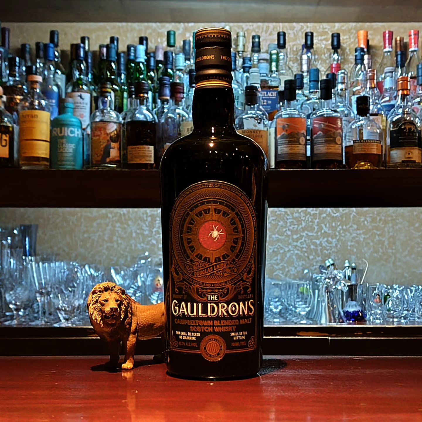 ダグラス・レイン「ゴールドロンズ」 Douglas Laing's The GAULDRONS <Campbeltown Blended Malt>  ボトラーズの老舗「ダグラス・レイン」社から発売されているリマーカブル・リージョナルモルト・シリーズの1つ。 このボトリングはキャンベルタウン・ブレンデッド・モルト・ウィスキーです。  シリーズは基本的に構成原酒は非公開ですが、こちらはあの「スプリングバンク」と「グレンスコシア」のみを使用した、マニアが聞いたら「何ッッッ？」と聞き返してしまい...